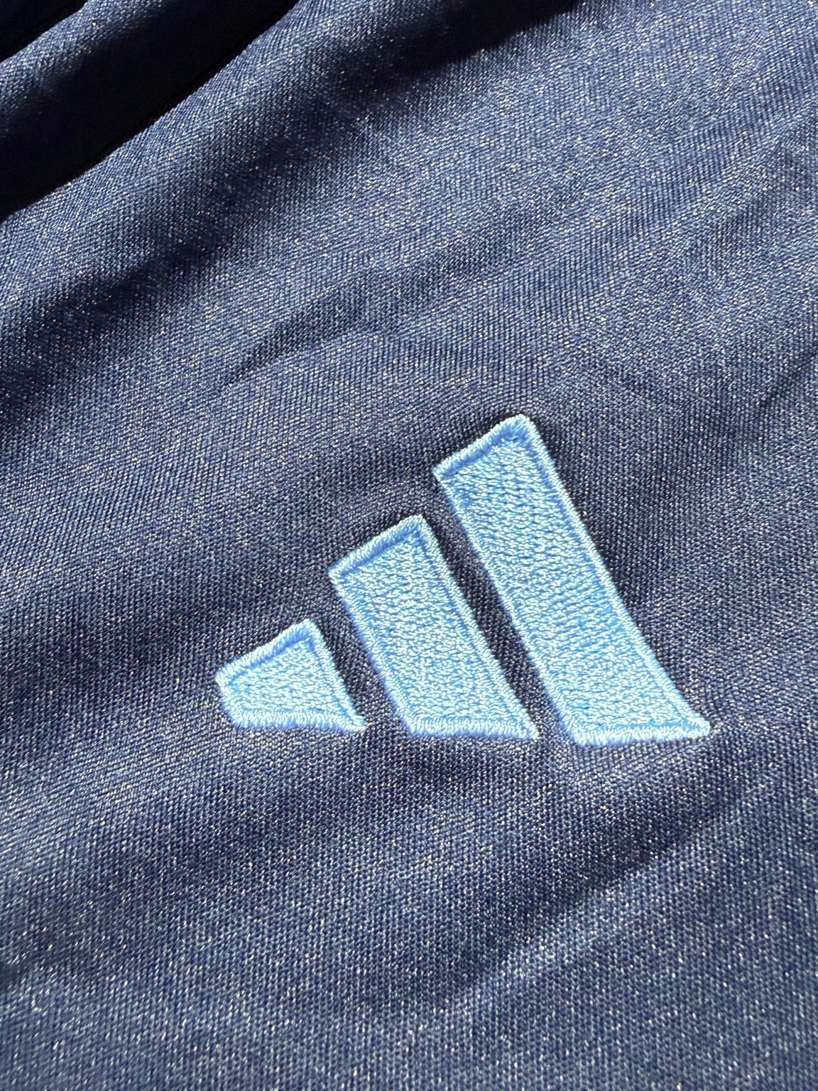 T-shirt Adidas — dettaglio logo ricamato