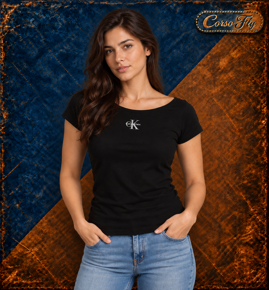 Calvin Klein T-shirt nera indossata da modella, sfondo Corso Fly uniforme