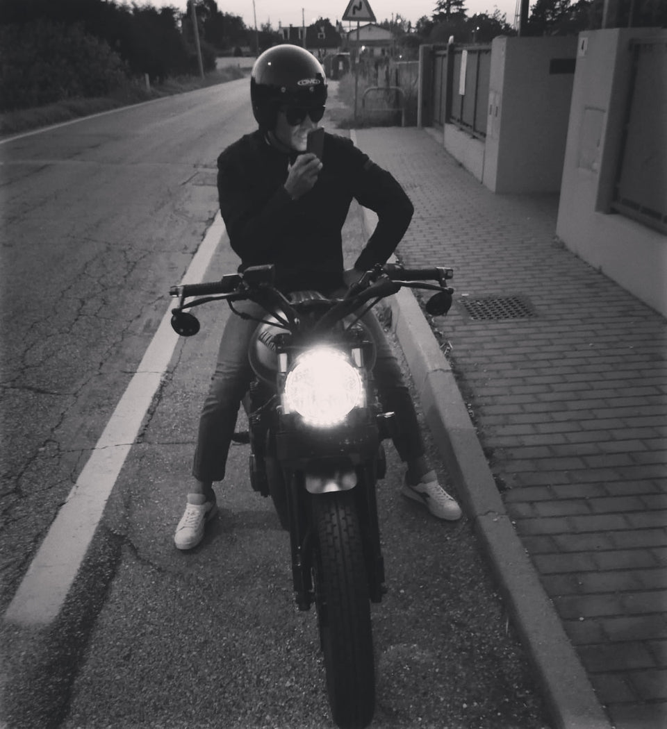 Biagio sulla sua moto, in una fotografia in bianco e nero.