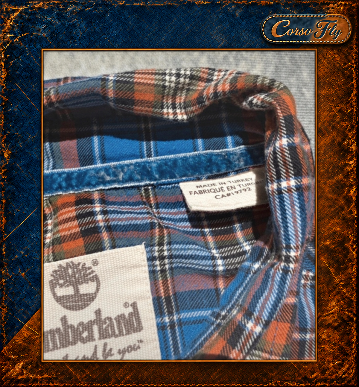 Etichetta Made in Turkey — camicia Timberland a quadri, sfondo Corso Fly