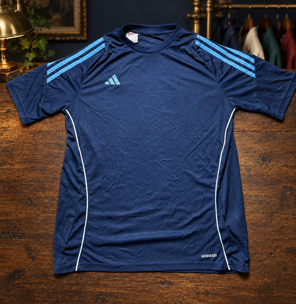 T-shirt Adidas AEROREADY blu navy — fronte su sfondo Corso Fly