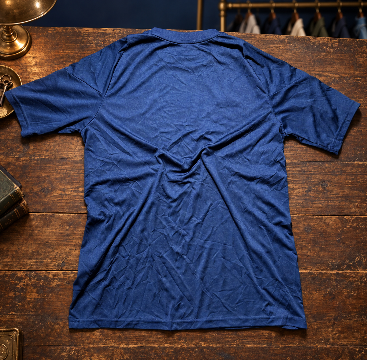 T-shirt Adidas AEROREADY blu navy — retro su sfondo Corso Fly