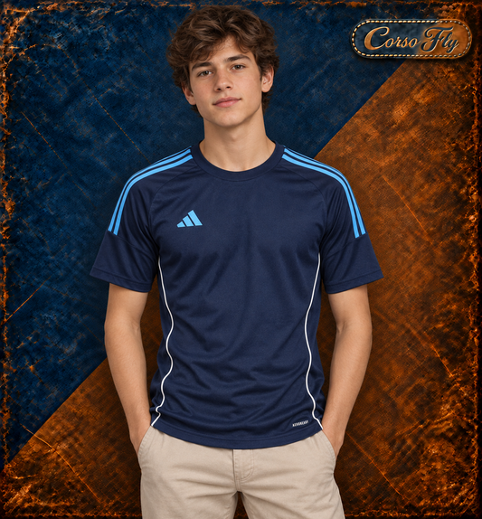 Adidas AEROREADY taglia 15–16 anni indossata da ragazzo adolescente, sfondo Corso Fly