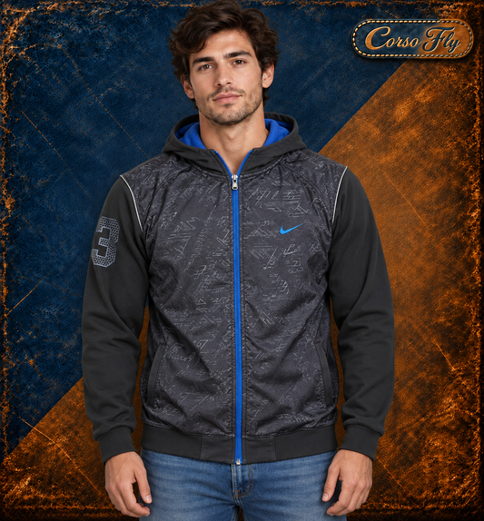 Nike giacca felpa tecnica uomo 3XL 48/50 nera blu con cappuccio indossata, sfondo Corso Fly