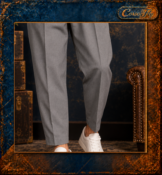 Pantalone Noise Store grigio indossato da modello, Corso Fly