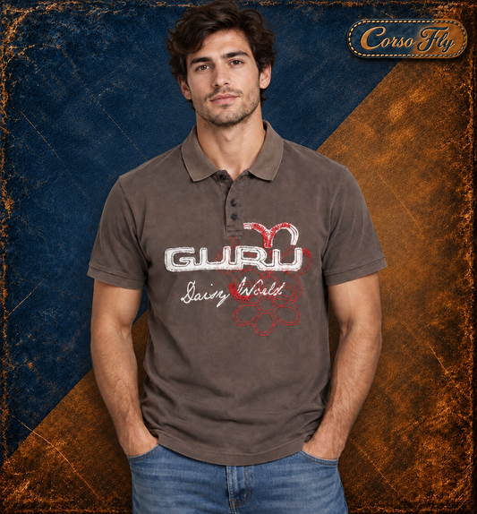 Modello uomo che indossa la Polo Guru marrone, sfondo Corso Fly blu e bronzo