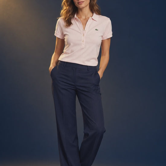 Video polo Lacoste rosa indossata su modella AI e foto reale del capo