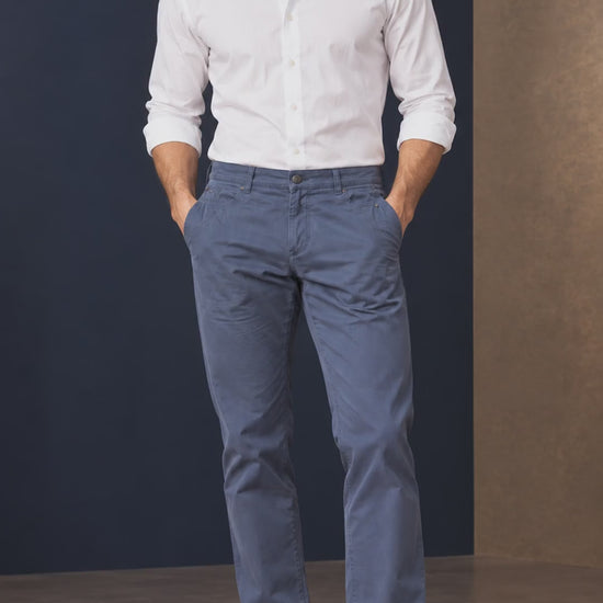 Video AI corretto: pantaloni Trussardi Jeans uomo taglia 52 indossati dal verso anteriore corretto