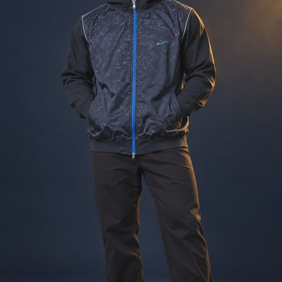 Video giacca tecnica Nike 3XL indossata su modello AI e foto reale del capo