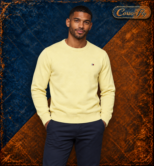 Tommy Hilfiger maglione giallo indossato da modello, sfondo Corso Fly uniforme